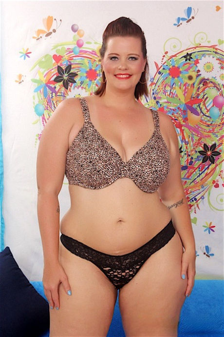 Plumper Amanda Foxxx Plays with Herself
